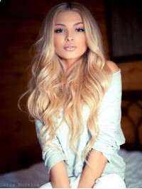 Alena Shishkova Centrale Scheiding Blonde Lange Golvende Pruiken 26 Inch