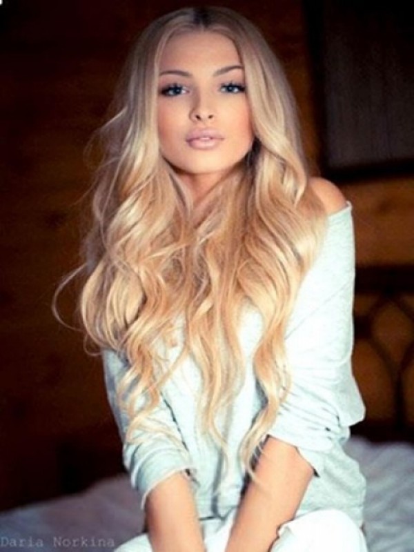 Alena Shishkova Centrale Scheiding Blonde Lange Golvende Pruiken 26 Inch