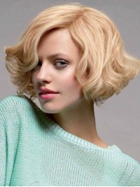 Blonde Korte Golvende Kaploze Remy-Pruiken Van Echt Haar Met Pony Aan De Zijkant 10 Inch