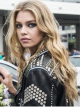 Blonde, Lang Golvende Pruiken Van Echt Haar Met Middenscheiding