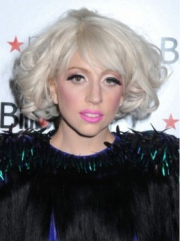 Lady Gaga Korte Krullende Bob-Stijl Synthetische Kaploze Pruiken Met Pony Aan De Zijkant