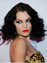 Jessie J Medium Krullende Synthetische Kaploze Pruiken Met Pony Aan De Zijkant