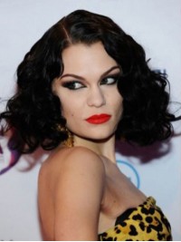 Jessie J Medium Krullende Synthetische Kaploze Pruiken Met Pony Aan De Zijkant
