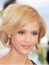 Jessica Alba Gelaagde Blonde Korte Golvende Kaploze Synthetische Pruiken Met Pony Opzij