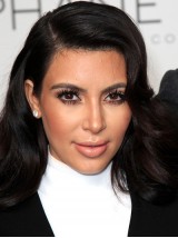 Kim Kardashian Lange Golvende Kaploze Synthetische Pruiken Met Pony Aan De Zijkant