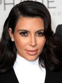 Kim Kardashian Lange Golvende Kaploze Synthetische Pruiken Met Pony Aan De Zijkant