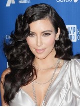 Kim Kardashian Lange Zwarte Krullende Synthetische Pruiken Met Kant En Pony Aan De Zijkant
