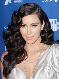 Kim Kardashian Lange Zwarte Krullende Synthetische Pruiken Met Kant En Pony Aan De Zijkant