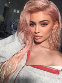 Kylie Jenner Lange Golvende Synthetische Pruiken Met Kant En Pony Aan De Zijkant