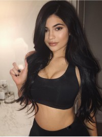 Kylie Jenner Lange Zwarte Golvende Synthetische Veter Met Pony Aan De Zijkant