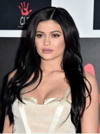 Kylie Jenner Zwarte Middenscheiding Lange Rechte Pruiken Met Kanten Voorkant