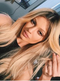 Kylie Jenner Middenscheiding Lange Rechte Synthetische Lace Front Pruiken