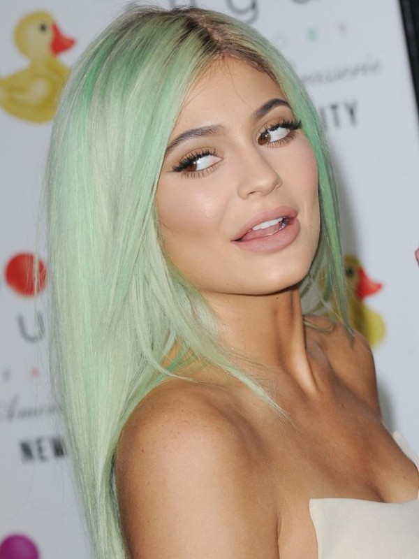 Kylie Jenner Lichtgroene Rechte Lange Kaploze Synthetische Pruiken Met Pony Opzij