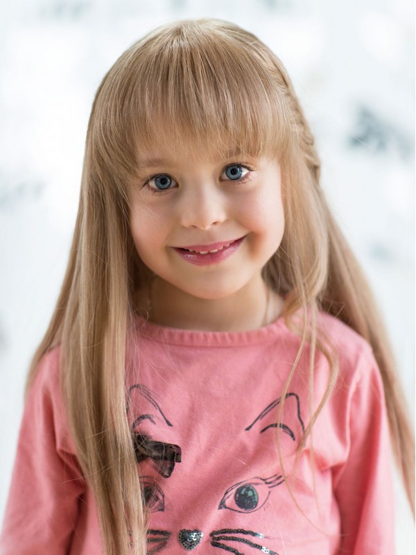 Rechte Pruik Met Lang Haar En Pony Voor Klein Meisje